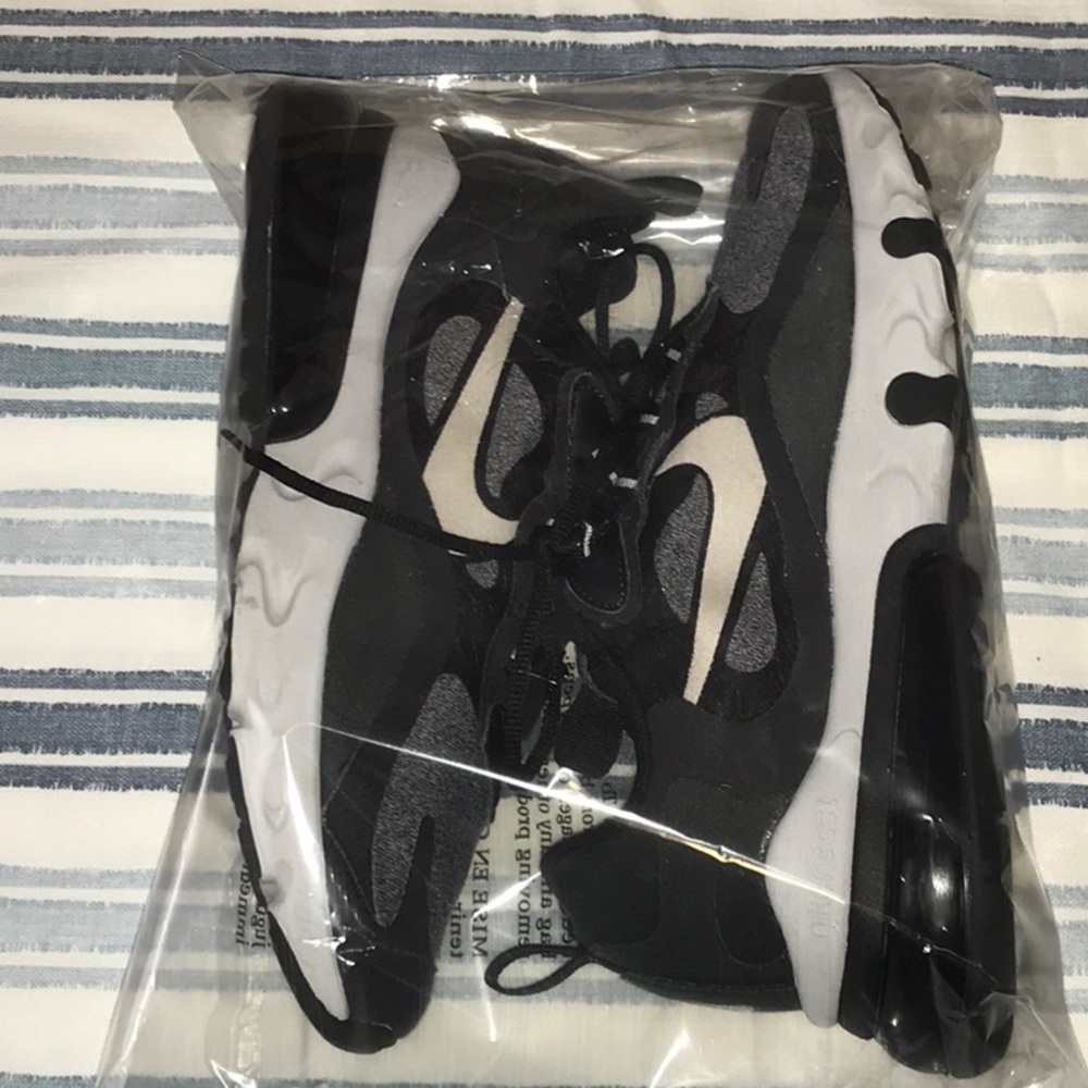 Nike Air Max 270 React Black visit Grey (GS) Size 6.5Y Woman's 8.5. In great C.